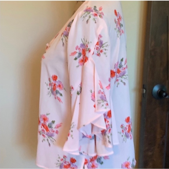 Lovely pink floral petite blouse-New without tag! - Picture 3 of 6
